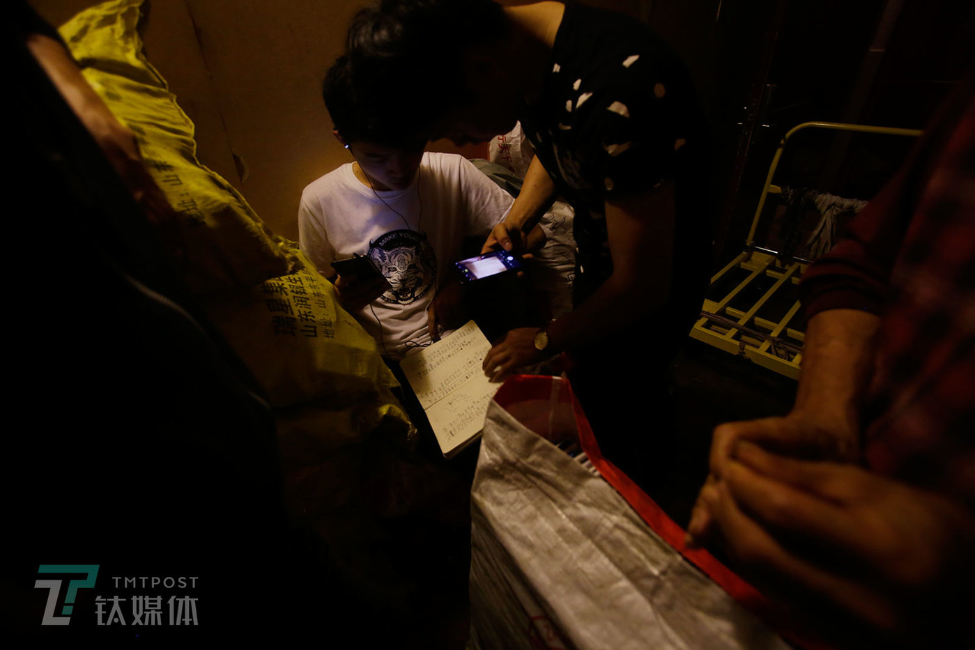 点数完成后，卖家保存原始账单，一名深圳买家用手机把账单拍下来留底。