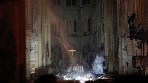 巴黎圣母院大火被彻底扑灭，普京：派最优秀专家协助修复