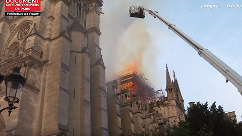 跑赢时间抢救文物、冒死爬钟塔：巴黎消防员艰难扑灭圣母院大火