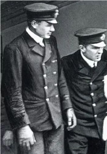 一副默多克（右）二副莱托勒（左）于1912年4月11日于泰坦尼克号（来源：williammurdoch.net）
