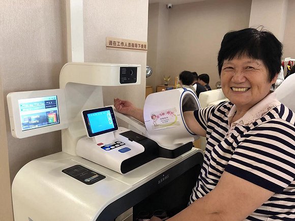 智慧养老，上海为老年人打造家门口的人工智能服务站