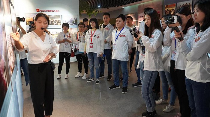 记者们在塔元庄村史馆听讲解员介绍塔元庄的发展