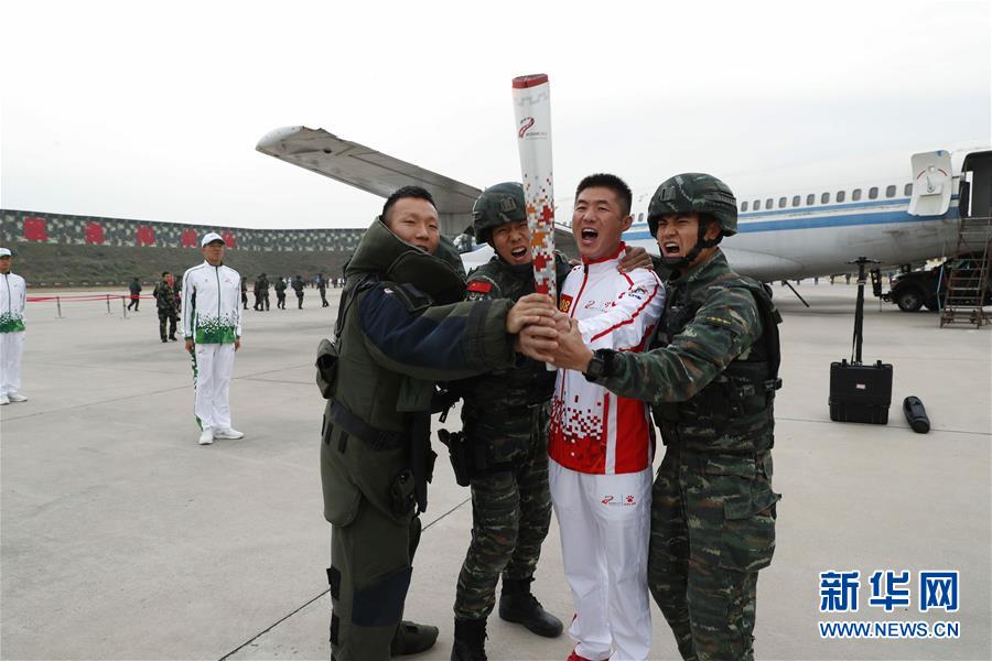 (军运会·图文互动)(1)军运会军营火炬传递活动最后一站武警猎鹰突击队站举行(配本社同题文字稿)