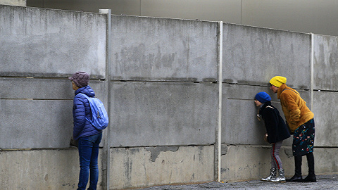 柏林墙倒下30年这天，德国人寄给特朗普一块拆下的2.7吨墙砖