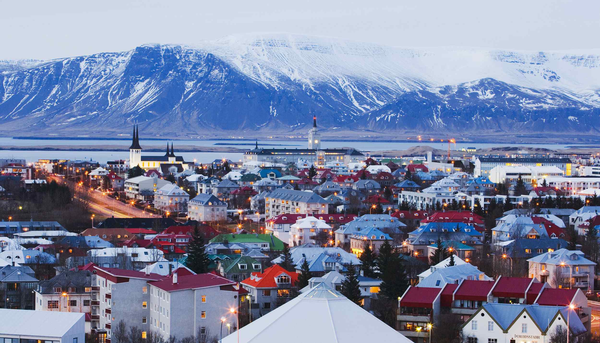 Почему в исландии большое количество действующих. Исландия Рейкьявик. Исландия Рейкьявик люди. Рейкьявик столица Исландии население. Исландия население численность Рейкьявика.