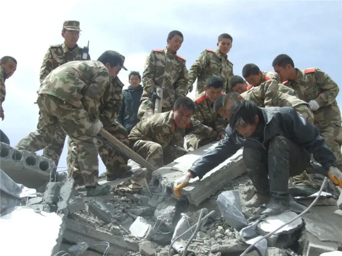 地震发生后,玉树独立骑兵连官兵第一时间赶赴灾区,抢救被困群众