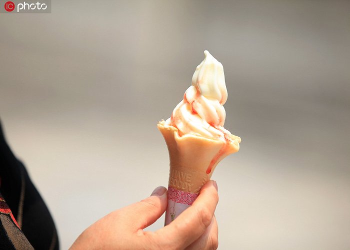 2020年5月4日，江苏省南京市，立夏节气将至，南京异常高温持续，在南京夫子庙景区，一位游客在吃冰激凌。（姚俊/IC photo）