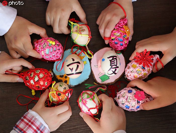 2020年5月4日，浙江省诸暨市海亮小学学生在展示手绘的“立夏”彩蛋。（骆善新/IC photo）