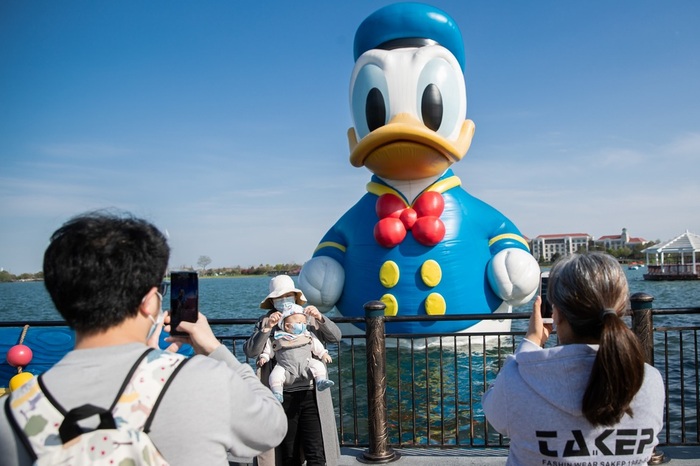 游客在上海迪士尼度假区迪士尼小镇游玩。 东方IC 图