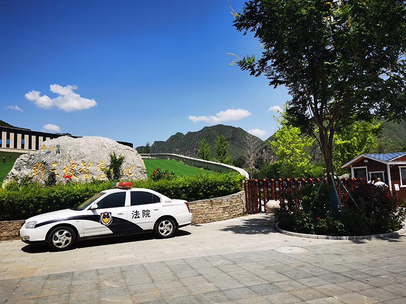 6月30日上午,野三坡旅投公司门口停有多辆公务用车,记者了解到,涞水县多家政府部门集中在公司内开会.jpg