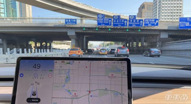 特斯拉挑战北京雨天:被五个红绿灯整傻眼了?