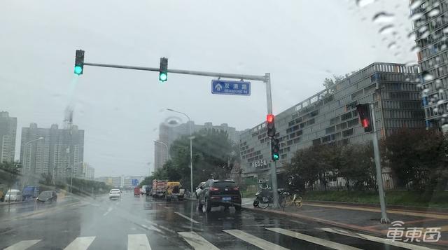 特斯拉挑战北京雨天：被五个红绿灯整傻眼了？