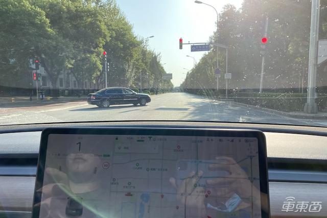 特斯拉挑战北京雨天:被五个红绿灯整傻眼了?