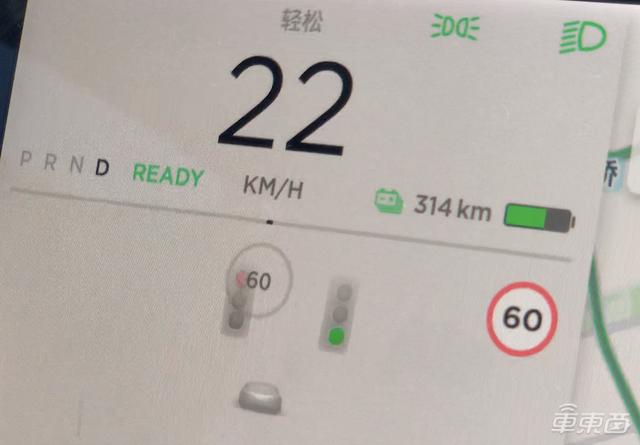 特斯拉挑战北京雨天:被五个红绿灯整傻眼了?