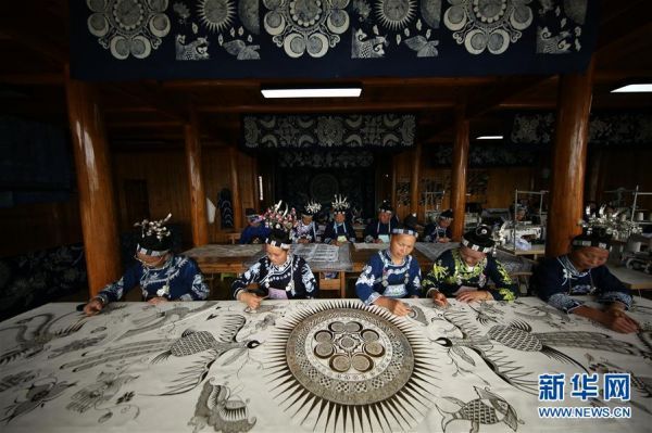 #（决战决胜脱贫攻坚·图文互动）（5）一个小镇“撬动”整县脱贫——社会扶贫的贵州丹寨样板