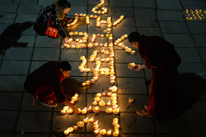 2015年12月06日,四川省甘孜藏族自治州,民众点灯祈福.