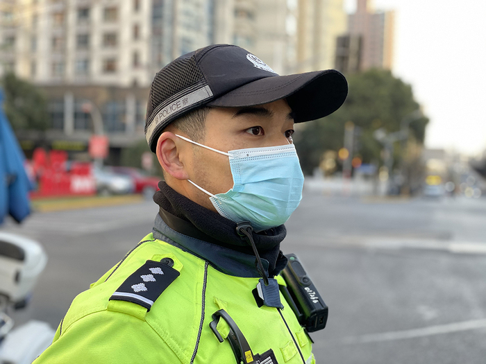 黄俊在执勤