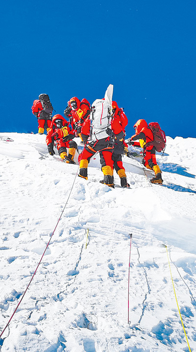 2020珠峰高程测量登山队成功登顶世界第一高峰珠穆朗玛峰.