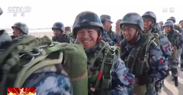 新春走基层 直击空降新兵首次大飞机跳伞 界面新闻 中国 新春走基层 直击空降新兵首次大飞机跳伞 界面新闻 中国