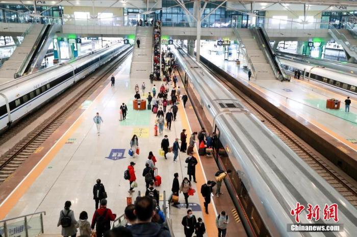 4月5日，旅客在武汉火车站站台准备乘坐高铁列车。 图片来源：视觉中国