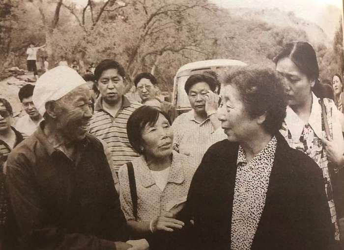 2000年夏天,齐心回到郝家桥村看望乡亲。 来源《习仲勋画传》