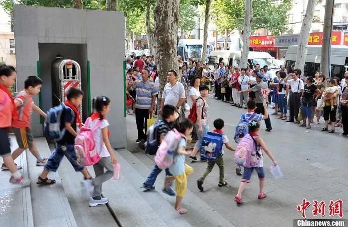 资料图：武汉一小学门外等待学生放学的家长们。a target='_blank' href='http://www.chinanews.com/'p中新社/a发 张畅 摄