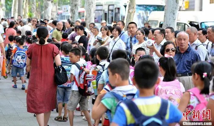 资料图：武汉一小学门外家长接孩子放学。a target='_blank' href='http://www.chinanews.com/'p中新社/a发 张畅 摄