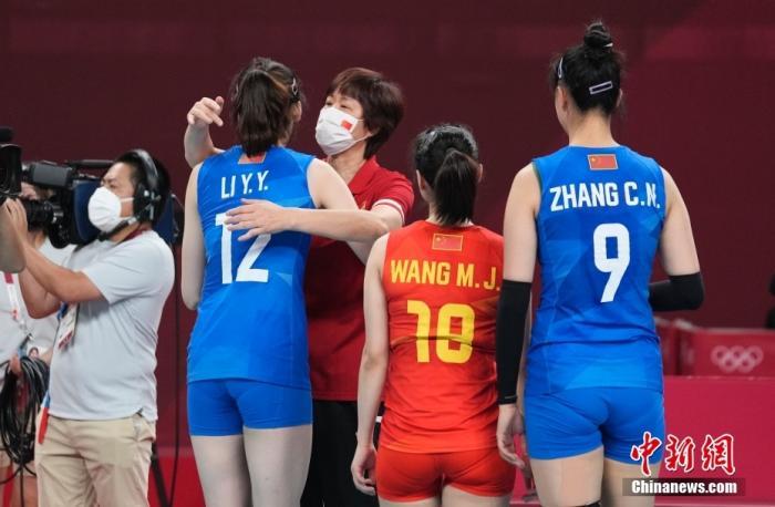北京时间8月2日下午，中国女排迎来与阿根廷女排的较量。提前两轮无缘小组出线的中国女排在比赛中依旧全力以赴，最终以3:0(25:15，25:22，25：19)完胜对手。至此，中国女排以小组赛2胜3负的战绩结束了东京奥运之旅。图为比赛后，主教练郎平与中国女排队员拥抱。 a target='_blank' href='http://www.chinanews.com/'p中新社/a记者 杜洋 摄