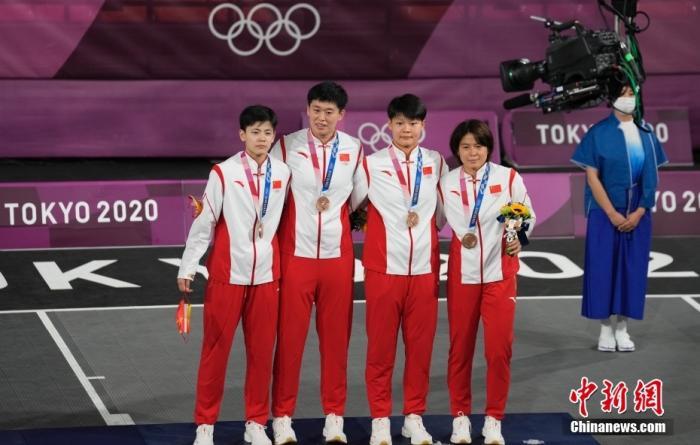7月28日，东京奥运会女子三人篮球铜牌战中，中国三人女篮16-14击败法国队，获得女子三人篮球铜牌。美国队获得冠军，俄罗斯奥委会获得亚军。 图为颁奖仪式。 a target='_blank' href='http://www.chinanews.com/'p中新社/a记者 杜洋 摄 　