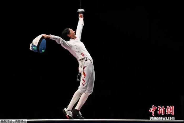 7月24日晚，东京奥运会女子重剑个人赛中，中国选手孙一文以11：10战胜罗马尼亚选手波佩斯库，夺得冠军。图为孙一文庆祝夺金。a target='_blank' href='http://www.chinanews.com/'p中新社/a记者 富田 摄 