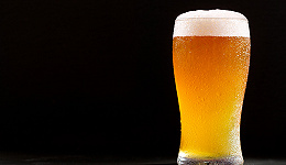啤酒“四大天王”晒半年报：高端化成趋势，青岛啤酒业绩创新高，重庆啤酒遭机构减持