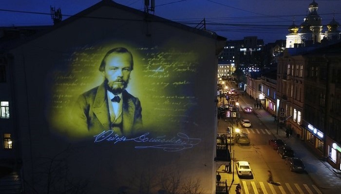圣彼得堡，投射在建筑一侧的费奥多尔·陀思妥耶夫斯基肖像，摄于2020年11月。图片来源：Peter Kovalev/Tass(photo:JieMian)