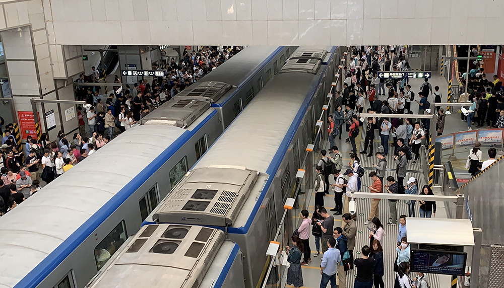 凤凰城平台北京地铁开启免安检试点，地铁安检能全面取消吗？