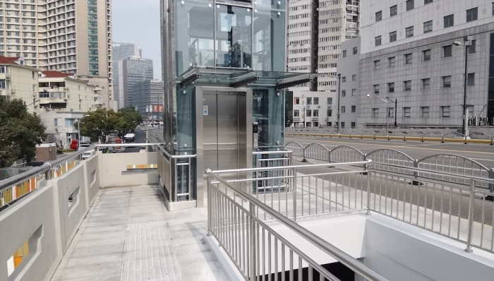 上海首例跨苏州河路桥加装电梯工程竣工，恒丰路桥电梯试运行