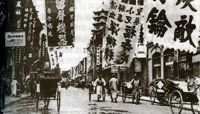 20世纪初留声机传入中国，唱片成为权贵们的新宠。图为1928年上海福州路上的唱片广告。来源：视觉中国(photo:JieMian)