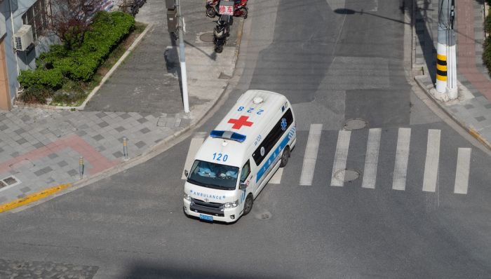 封控期血透病人求医，上海静安警方多方协调打通绿色通道