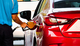 国内成品油价迎年内首跌，加满一箱油省21.5元