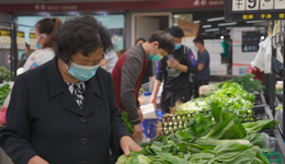 上海青浦商超逐步恢复线下营业，市民凭证有序入场采购