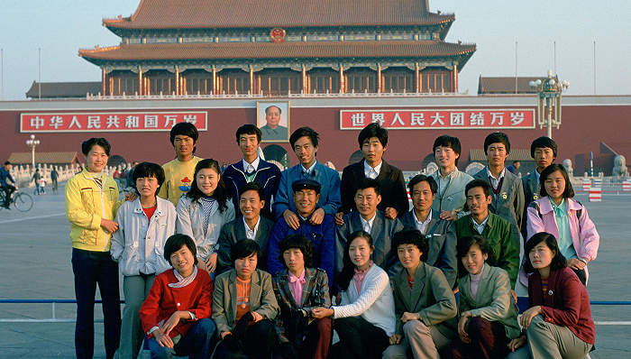 1990年，到天安门广场旅行拍照的一群学生（图片来源：视觉中国）(photo:JieMian)