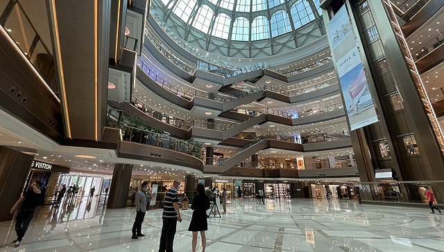 直击上海各大购物中心重开首日：一众一线品牌已开业，消费市场恢复尚待 