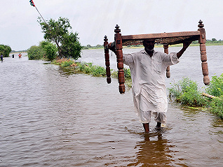 【图集】难以想象的危机：巴基斯坦强降雨灾害已有1136人遇难，经济损失超100亿美元