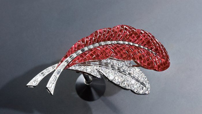 梵克雅宝创作于1950年的红宝石羽毛胸针，采用了隐密式镶嵌技术 图片来源：梵克雅宝梵克雅宝创作于1950年的红宝石羽毛胸针，采用了隐密式镶嵌技术 图片来源：梵克雅宝(photo:JieMian)