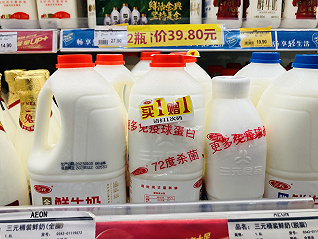 牛奶流不动了：上游奶农担心“杀牛倒奶”重演，超市鲜奶打折也卖不掉