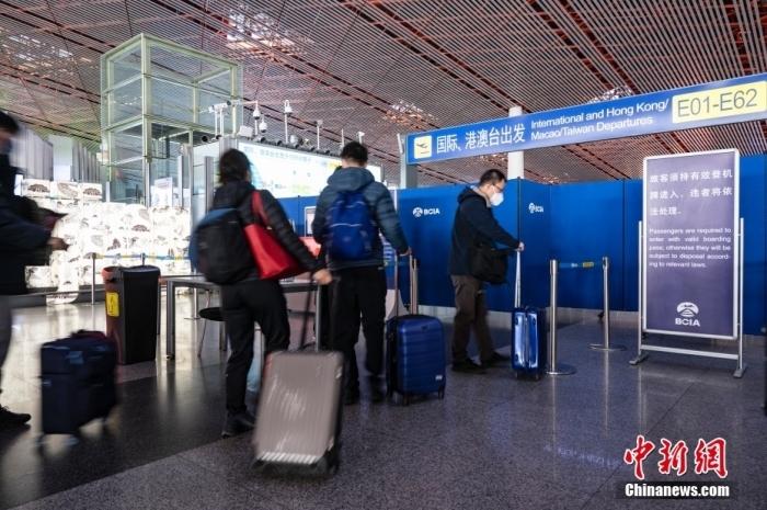 1月8日，旅客在北京首都国际机场T3航站楼准备前往国际、港澳台出发口。当天起，中国对新冠病毒感染实施“乙类乙管”，根据国际疫情形势和各方面服务保障能力，有序恢复中国公民出境旅游。 a target='_blank' href='/'p中新社/a记者 侯宇 摄