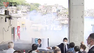 日本首相岸田文雄演說現場傳出爆炸聲，一男子被現場制服