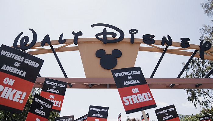 迪士尼多部影片推迟发行，好莱坞编剧大罢工影响为何这么大？