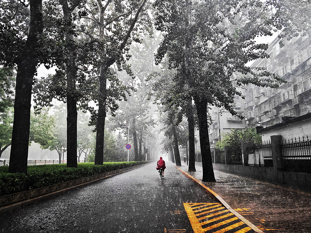 【现场】直击北京暴雨：永定河水流湍急，群众紧急转移至安置点