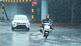 京津冀强降雨 | 讲述者：手机进水、全身湿透，我在北京暴雨中送外卖