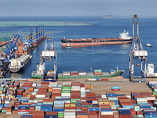 多家船公司逆勢上調海運運費，專家認為漲價難持續