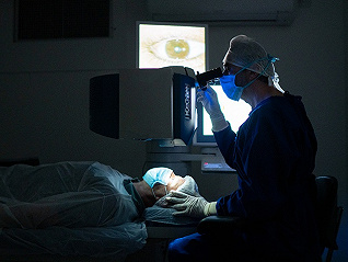 初代“RK近視手術”患者稱如今患多種眼病，是否與三十年前手術有關？